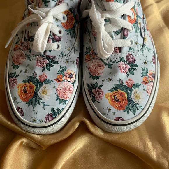 Floral Vans. Super cute. Purchased last year at an outlet in Gatlinburg, TN. - Picture 5 of 9